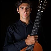 Giovane insegnante di chitarra impartisce lezioni di chitrra classica a bambini e adulti